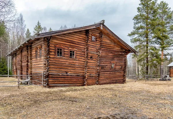 Stará dřevěná bouda — Stock fotografie
