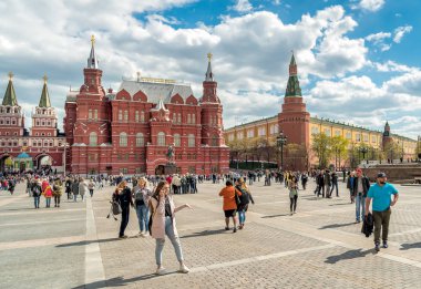 İnsanlar Tarihi Müzesi ve Anıtı Marshal Zhukov'a Moskova'da Red Square yakınındaki ziyaret.