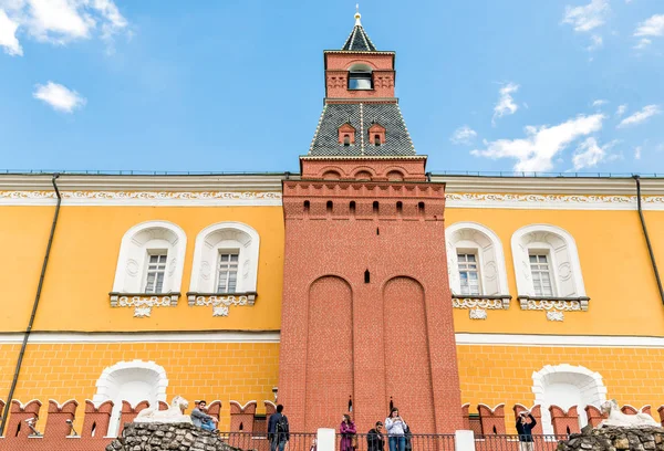 People visiting Armory Tower, one of the Kremlin walls towers in Moscow. — Stock Photo, Image