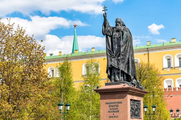 Denkmal für Patriarchen Hermogenes im Alexandergarten in Moskau — Stockfoto