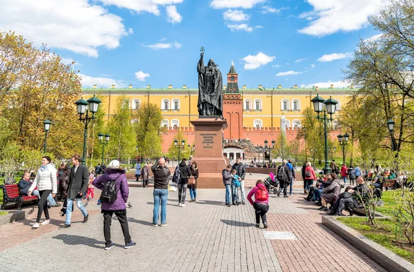 Menschen besuchen Denkmal des Patriarchen Hermogenes im Alexandergarten in Moskau. — Stockfoto