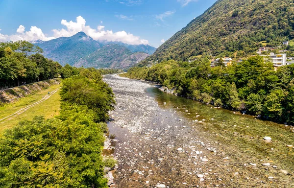 Vista do rio Maggia, início do famoso vale Maggia no cantão Ticino da Suíça — Fotografia de Stock