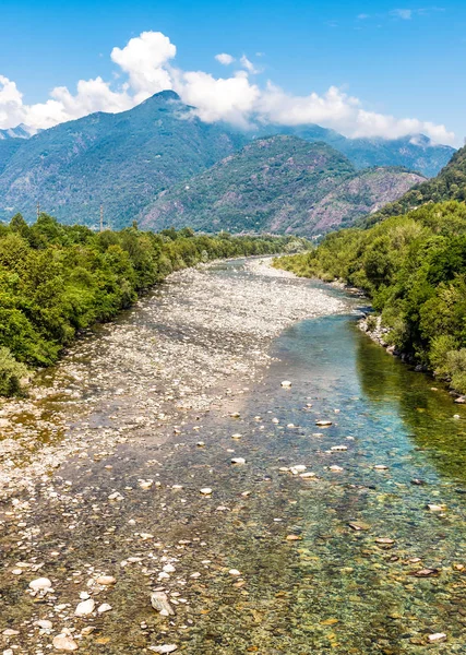 Widok z rzeki Maggia, początku słynnej doliny Maggia w kantonie Ticino w Szwajcarii — Zdjęcie stockowe