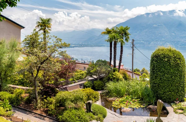 Uitzicht op Locarno en het Lago Maggiore van park van Orselina, Zwitserland — Stockfoto