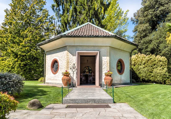 Mausoleum in de Villa Taranto botanische tuinen, Verbania, Italië. — Stockfoto