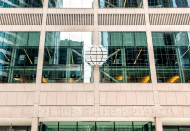 Chicago Mercantile Exchange Merkezi cephe logosu ile arka plan.