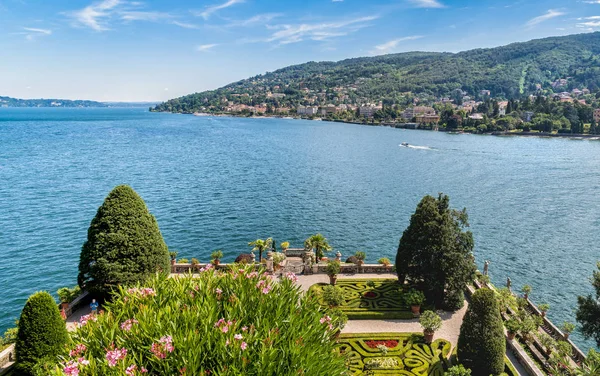 Barok Bahçe Island Bella - Isola Bella ile Lake Maggiore içinde geçmiş görünümünü.