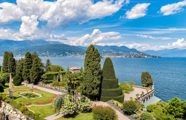 Vista del jardín barroco de la isla Bella - isola Bella con el Lago Mayor en el fondo . — Foto de Stock