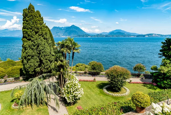 Uitzicht op barokke tuin van eiland Bella - isola Bella met Lago Maggiore op achtergrond. — Stockfoto