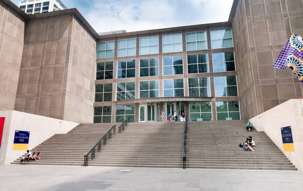 Museum für zeitgenössische Kunst in der Nähe des Turmplatzes in der Innenstadt Chicagos. — Stockfoto