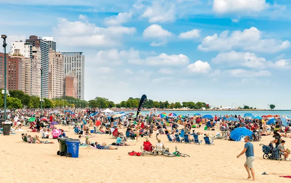 Personas descansando en la playa más popular de North Avenue en Chicago . — Foto de Stock