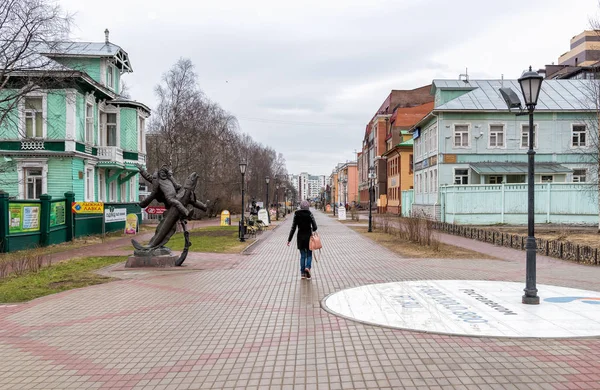 Piéton Chumbarova-Luchinskogo Avenue à Arkhangelsk . — Photo