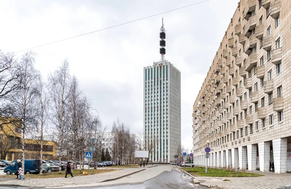 Blick auf das Hochhaus von Design-Organisationen von chumbarova-luchinskogo Avenue, ist das Symbol der Archangelsk. — Stockfoto