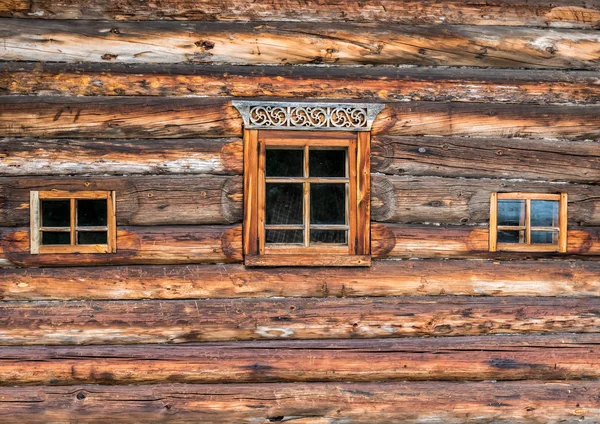 Okna ve starém dřevěném domě. — Stock fotografie