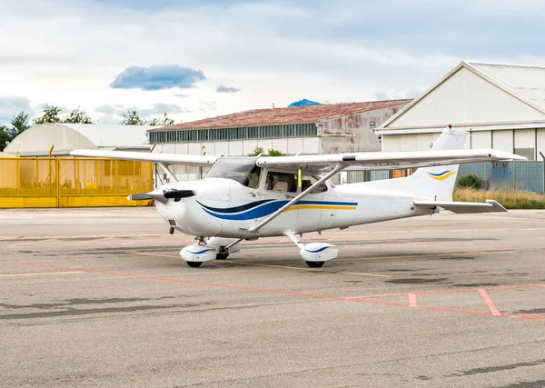 Samolot Cessna zaparkowany na małe lotnisko — Zdjęcie stockowe