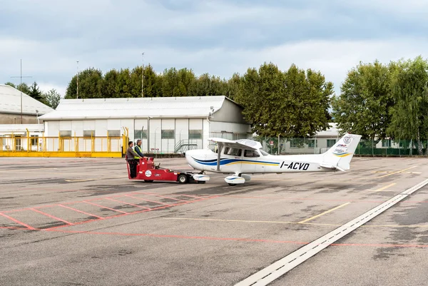 Arbeiter bringen Flugzeug vom Typ Cessna 172 SP in den Hangar. — Stockfoto