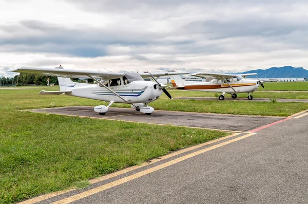 Cessna-Flugzeuge parken auf einem kleinen Flughafen — Stockfoto