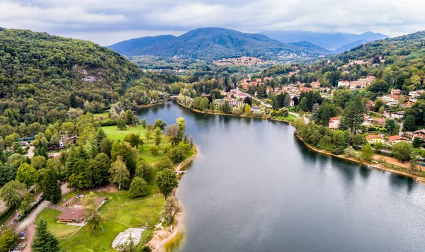 Varese eyaletinde Ghirla Gölü havadan görünümü. — Stok fotoğraf