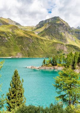 Arka plan, Piora, İsviçre Alpleri'nde ile göl Ritom görünümünü. 