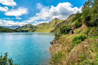 Piora, Canton Ticino İsviçre Ritom gölde boyunca yürümek. 