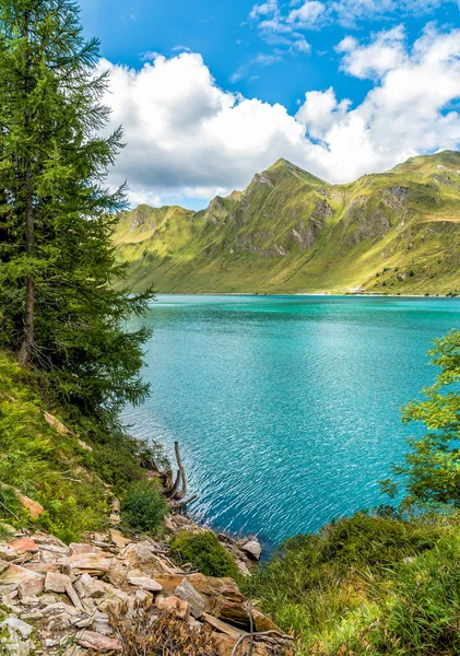 Vista del lago Ritom con los Alpes en el fondo, Piora, Suiza . — Foto de Stock