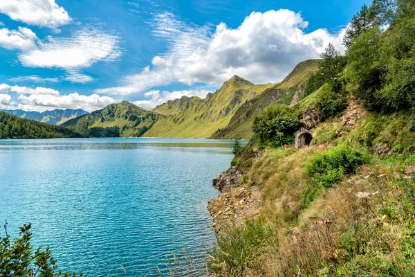 Piora, Canton Ticino İsviçre Ritom gölde boyunca yürümek. 