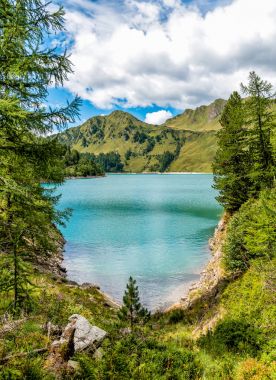 Arka plan, Piora, İsviçre Alpleri'nde ile göl Ritom görünümünü. 