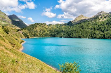 Piora, Canton Ticino İsviçre Ritom gölde boyunca yürümek. 
