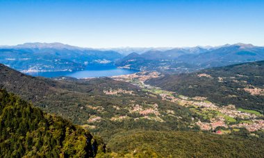 Luino lake Maggiore ve İsviçre dağ hava panoramik manzaralı.