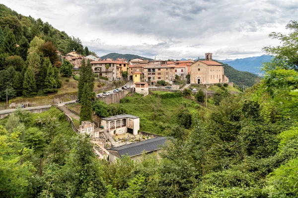 Cadegliano Viconago è un piccolo borgo situato sopra Ponte Tresa in provincia di Varese . — Foto Stock