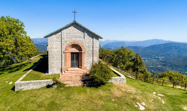 Flygfoto över San Martino kyrkan, ligger på toppen av San Martino montera på Duno, provinsen Varese, Italien. — Stockfoto