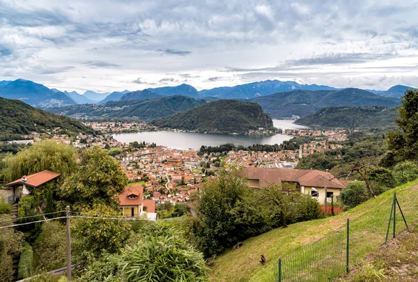 Blick vom kleinen Dorf cadegliano viconago auf den Luganersee und die Schweizer Alpen. — Stockfoto