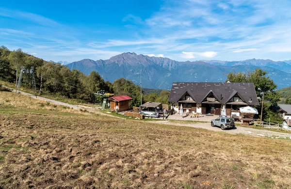 Shelter Forcora på Forcora passet, är ett litet skidområde, mellan Swiss Ticino och italienska Lombardiet ovanför Lago Maggiore. — Stockfoto