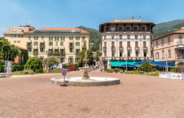 Cernobbio, es un popular centro turístico, situado al noroeste de Como en la orilla del lago de Como — Foto de Stock