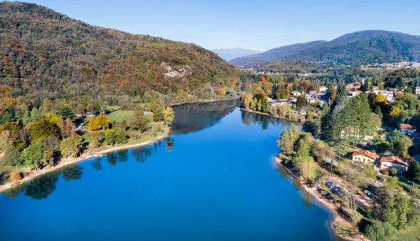 Paisagem do lago Ghirla no outono, vista aérea. Província de Varese, Itália — Fotografia de Stock