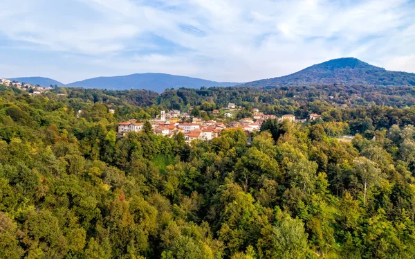 Letecký pohled na Ferrera di Varese, je malá vesnice ležící v kopcích severně od Varese — Stock fotografie