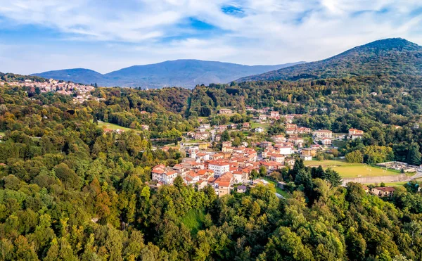 Veduta aerea di Ferrera di Varese, è un piccolo borgo situato sulle colline a nord di Varese — Foto Stock