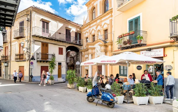 Personas disfrutando de un bar en la calle en el centro histórico de Monreale, Sicilia — Foto de Stock