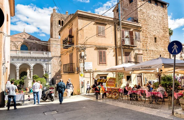 人们享受一个街头酒吧里蒙雷阿莱，西西里的历史中心 — 图库照片
