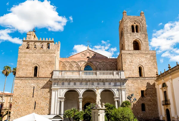 La Catedral de Monreale, es uno de los ejemplos más grandes de la arquitectura normanda, Sicilia —  Fotos de Stock