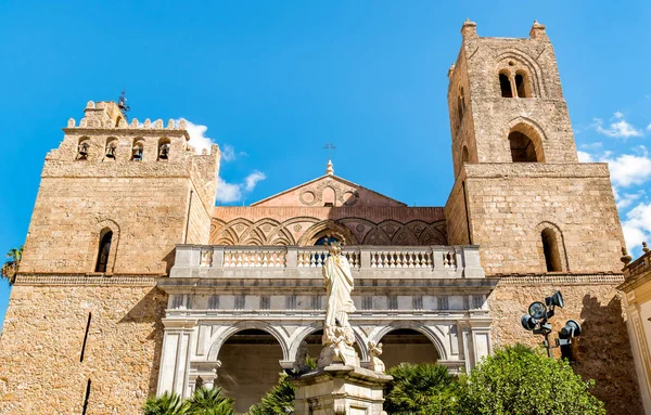 La Catedral de Monreale con la estatua de la Virgen en el frente, Sicilia —  Fotos de Stock