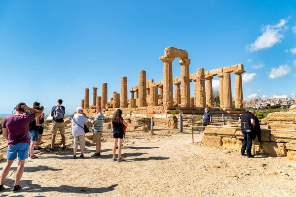 Turistas que visitam Parque do Vale dos Templos em Agrigento., Sicília — Fotografia de Stock