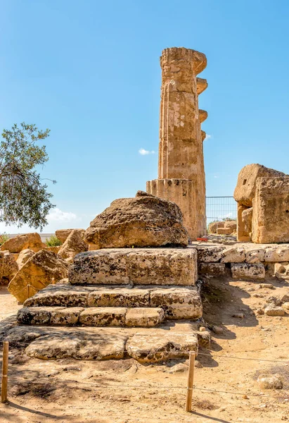 Tempel av Ercole, beläget i parken av Tempeldalen i Agrigento på Sicilien — Stockfoto