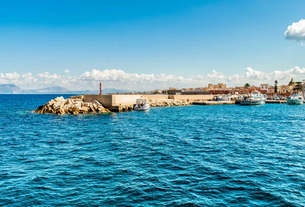 Vista do porto de Favignana, uma das Ilhas Egadi no Mar Mediterrâneo, na Sicília - — Fotografia de Stock