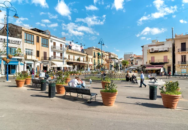 Personas descansando en la plaza en el centro de Mondello, es un pequeño balneario cerca del centro de la ciudad Palermo . — Foto de Stock