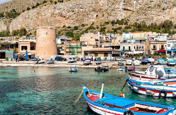 Pequeno porto com barcos de pesca no centro de Mondello . — Fotografia de Stock