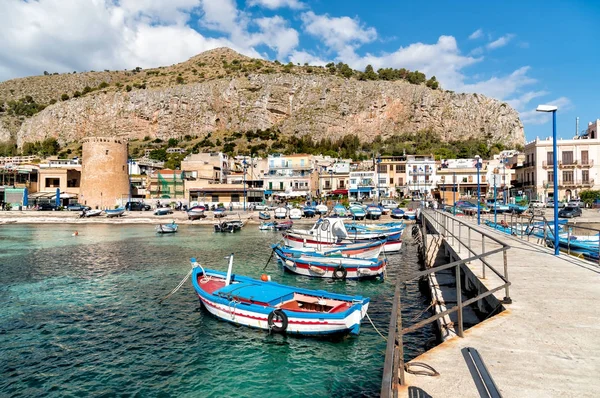 Pequeno porto com barcos de pesca no centro de Mondello . — Fotografia de Stock