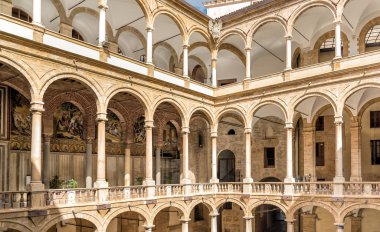 Royal Palace Palermo Palatine Şapel girişine.