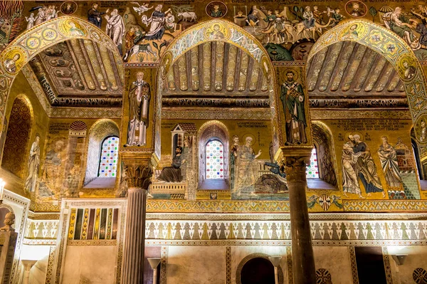 Saracen łuki i bizantyjskie mozaiki w kaplicy pałacowej z Pałacu Królewskiego w mieście Palermo. — Zdjęcie stockowe