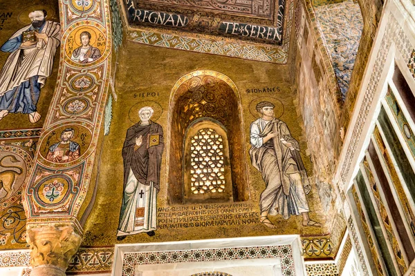 Saracen oblouky a byzantských mozaik v rámci Palatine kapli královského paláce v Palermo, Itálie — Stock fotografie